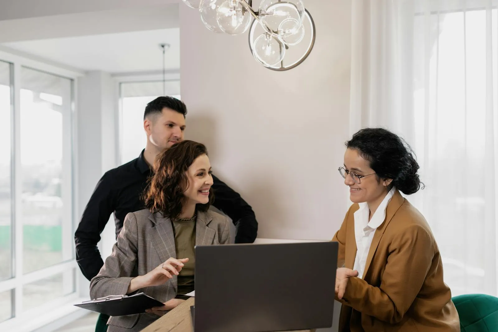 Conseillère présentant à un couple les démarches administratives à effectuer après une résiliation d'assurance auto
