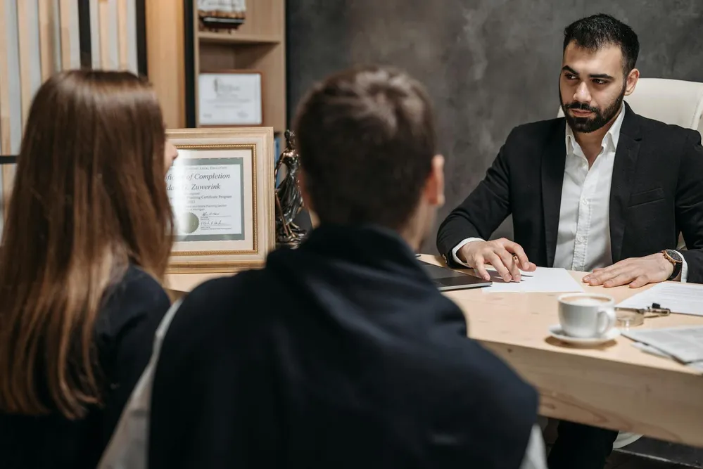 Courtier ORIAS étudiant un dossier de résiliation pour conduite sous alcool ou stupéfiants avec son client