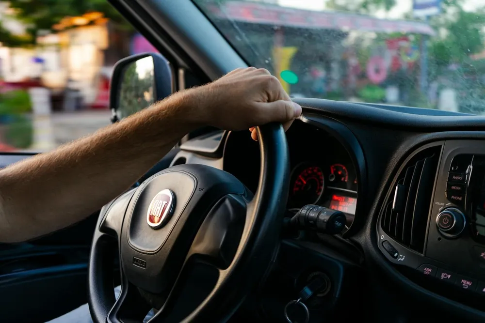 Conducteur reprenant la route au lever du jour après régularisation des impayés et nouvelle assurance auto