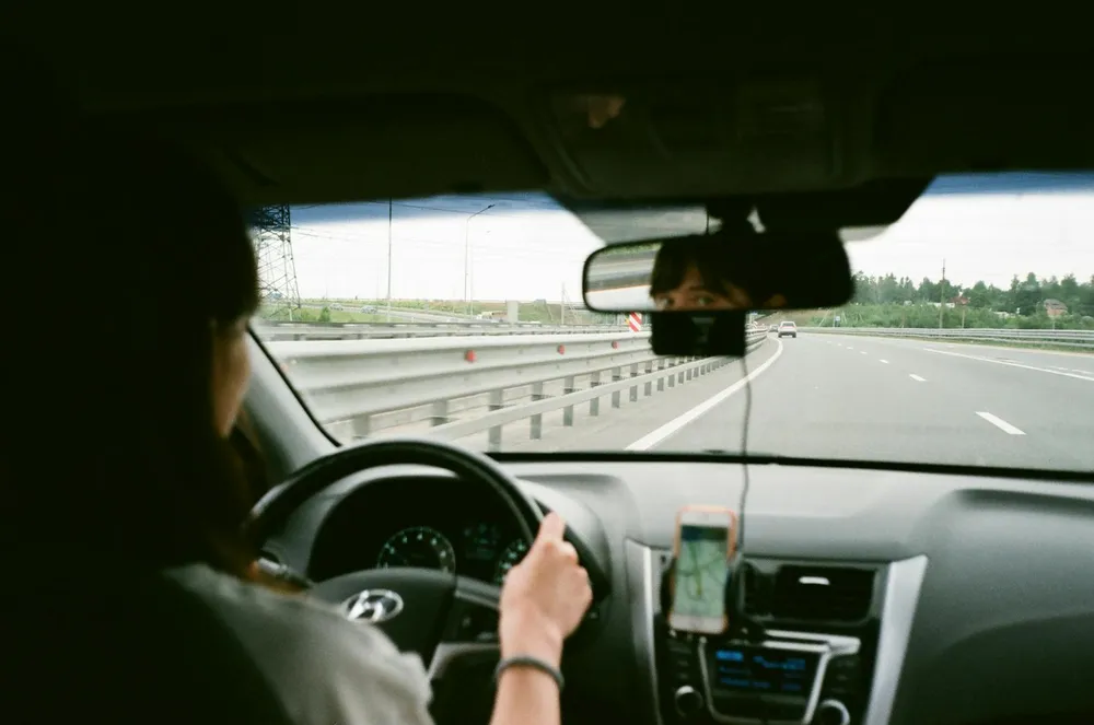 Conductrice au volant sur route dégagée après nouvelle assurance auto suite à résiliation sinistres