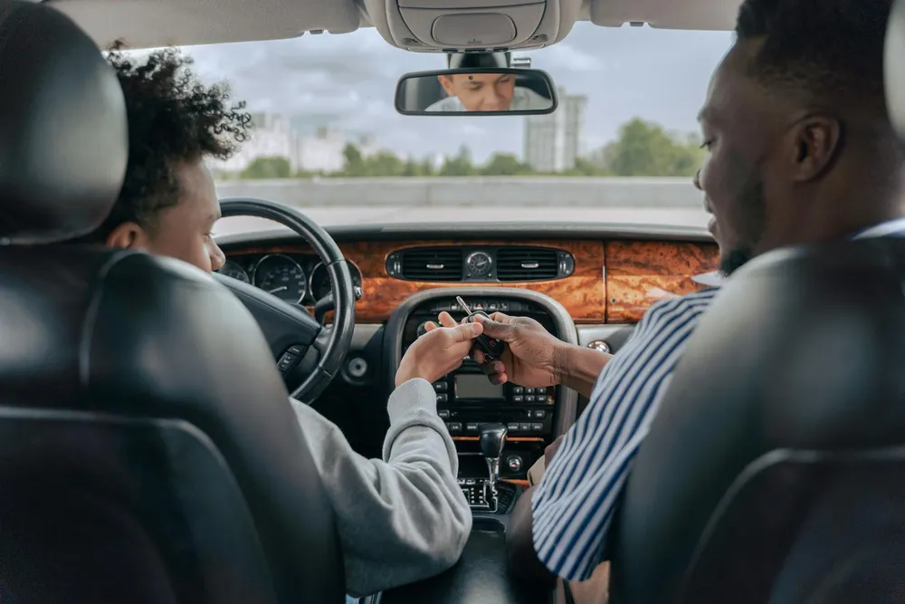 Jeune conducteur résilié en consultation avec un courtier ORIAS pour son contrat d'assurance auto