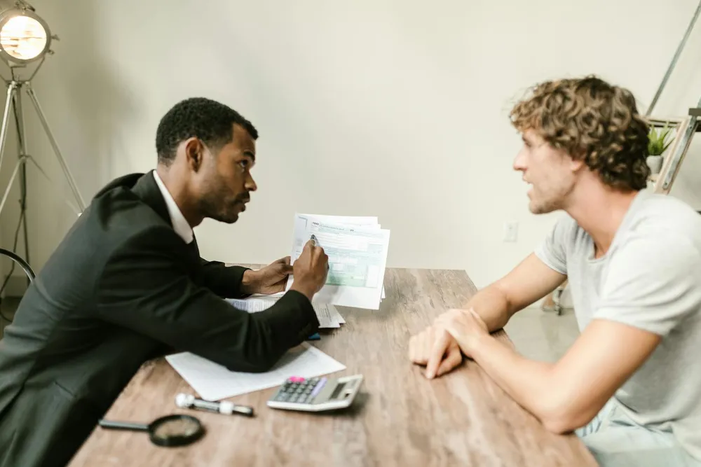 Courtier ORIAS analysant un dossier multi-résilié cumulant plusieurs résiliations auto avec son client