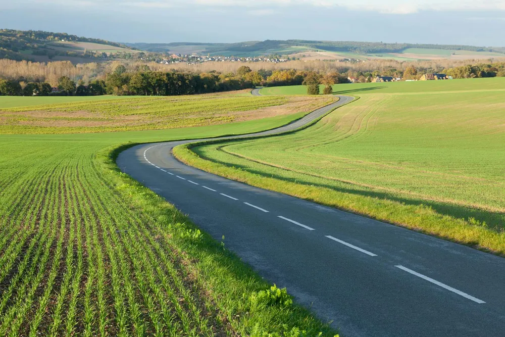 Route française paysage symbolisant la souscription d'une assurance auto résilié au tarif le plus bas