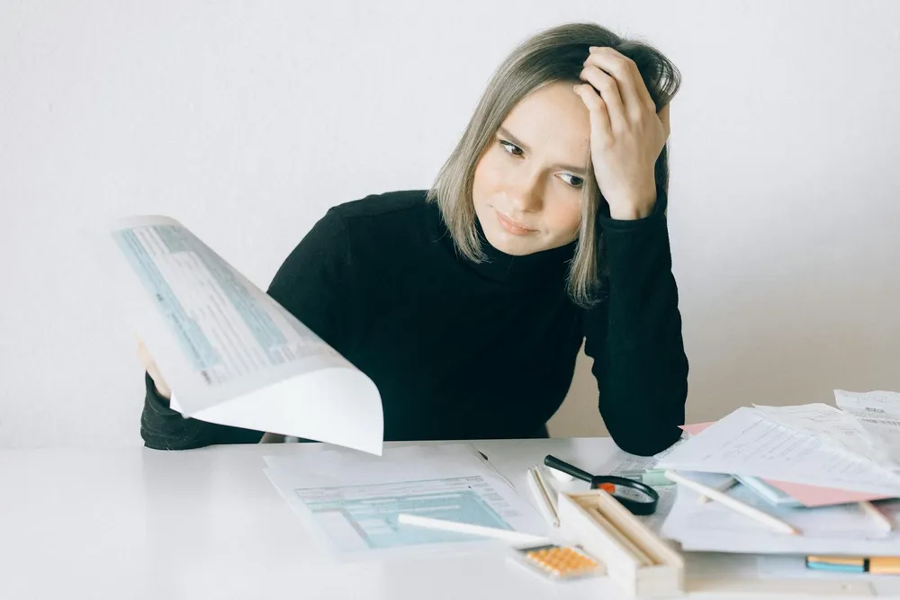 Courtier ORIAS analysant le coefficient bonus-malus et le statut résilié d'un client cumulant les deux pénalités