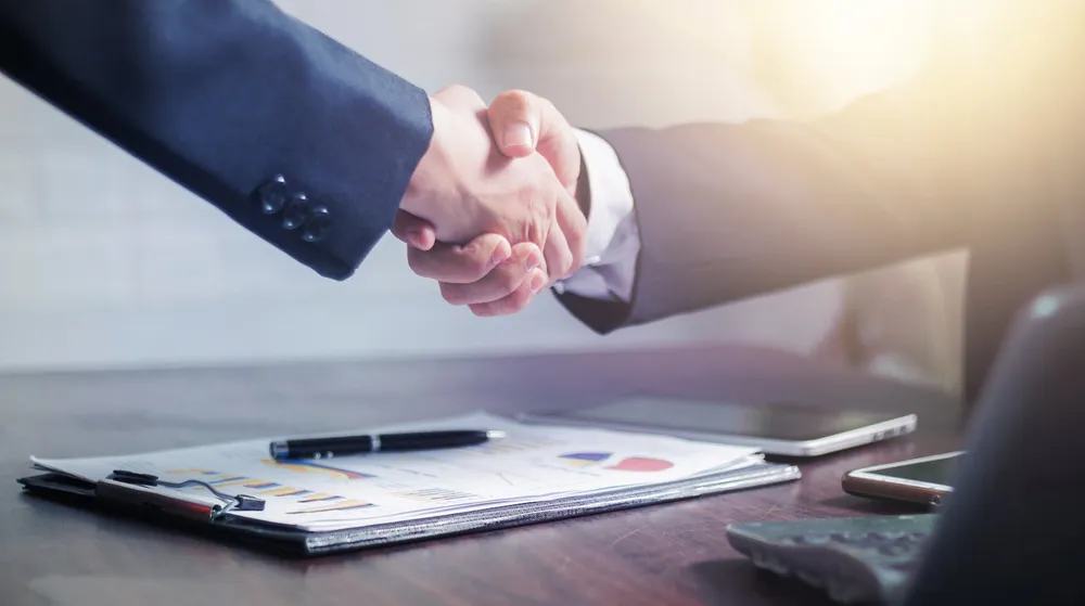 Courtier ORIAS présentant la décomposition tarifaire détaillée d'un contrat d'assurance auto résilié à son client
