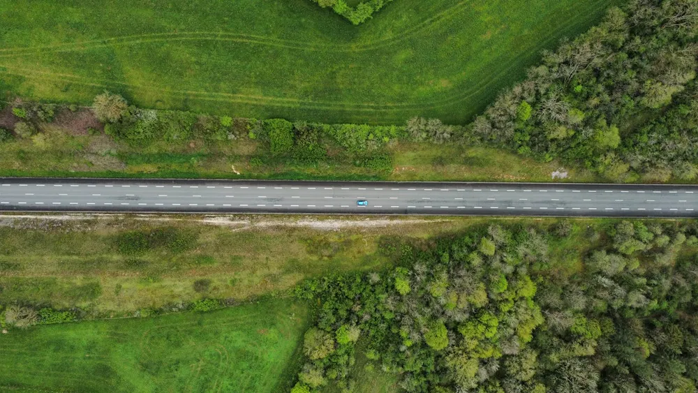 Route française paysage symbolisant la reprise rapide de la conduite après souscription sans premier versement