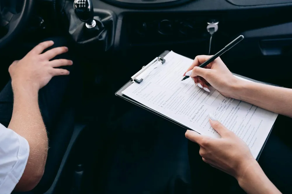 Signature d'un nouveau contrat d'assurance auto après résiliation pour non-paiement régularisée